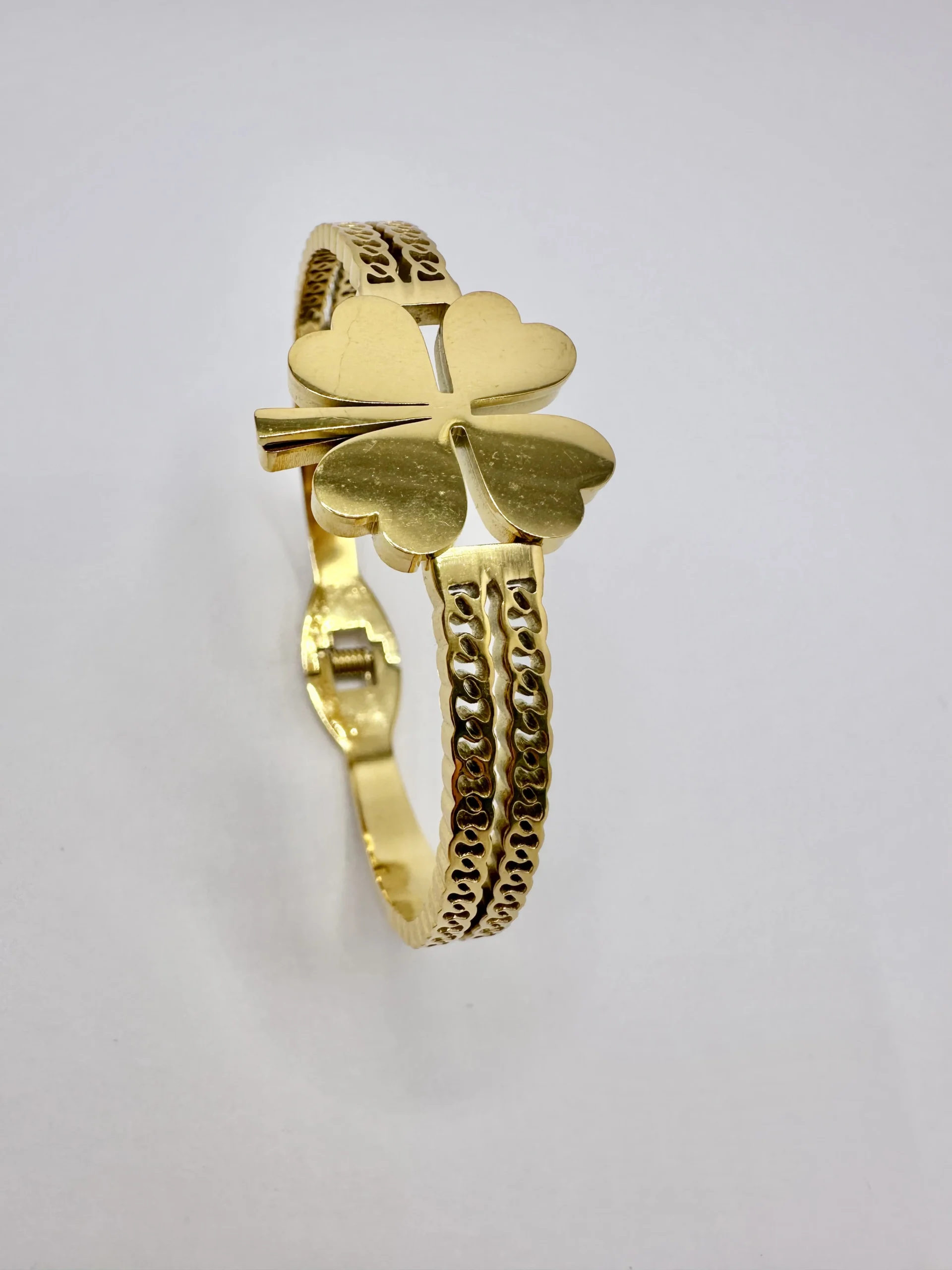 Gold Chain-Texture Clover Bangle | Stainless Steel | Zeray - Image 2