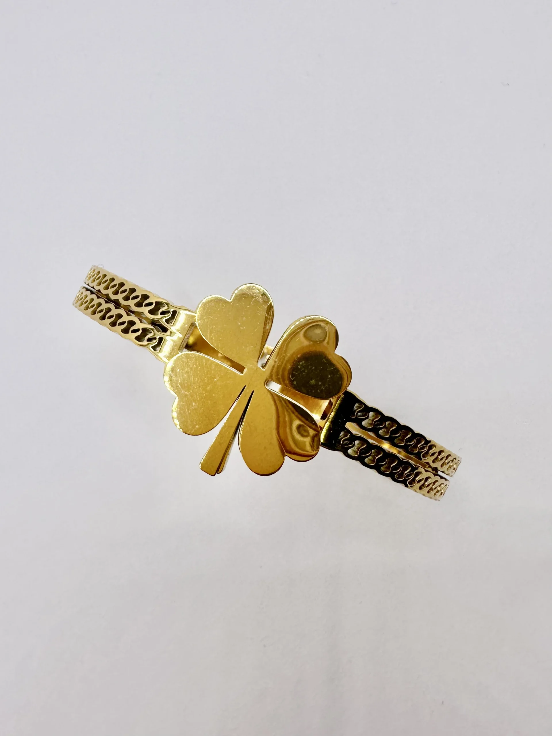 Gold Chain-Texture Clover Bangle | Stainless Steel | Zeray - Image 3