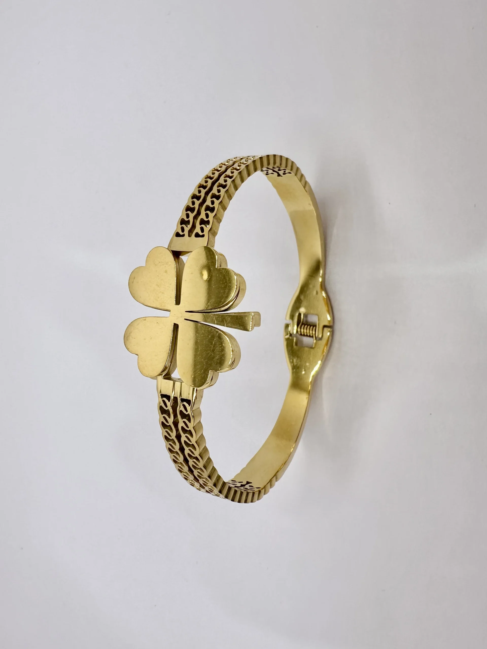Gold Chain-Texture Clover Bangle | Stainless Steel | Zeray - Image 4